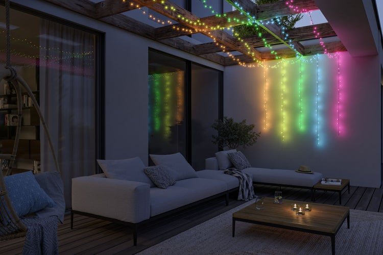 Terrasse mit farbiger Lichterkette, Sofa und Hängesessel für eine gemütliche Atmosphäre