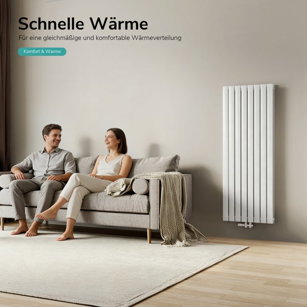 Ein Paar sitzt auf einem Sofa in einem modern eingerichteten Wohnzimmer neben einem vertikalen Designheizkörper für effiziente Wärmeverteilung.