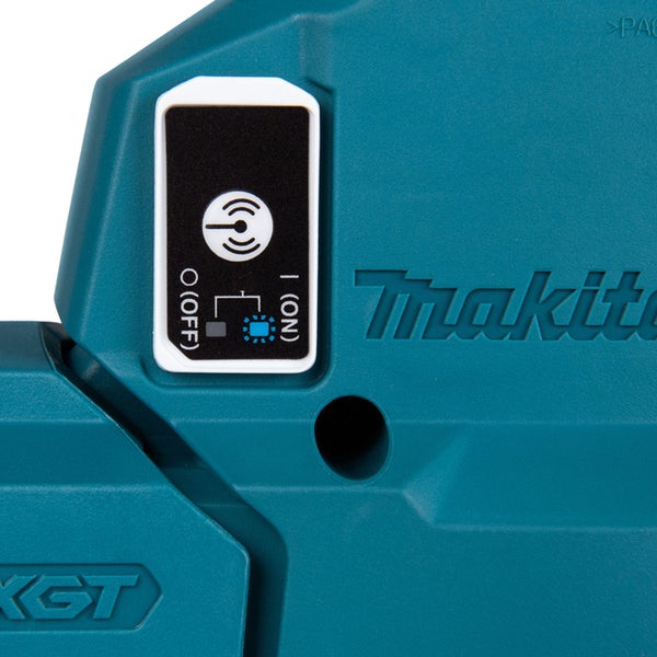 Makita Auto Start Wireless System Funkmodul an einem Makita Elektrowerkzeug mit Ein und Aus Schalter