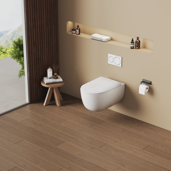Modernes Badezimmer mit wandhängendem WC, integrierter Wandnische, Holzfußboden und Blick auf eine Terrasse im Freien.