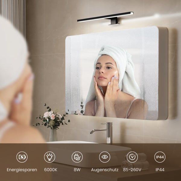 Badezimmer mit Spiegel, Waschbecken und LED-Leuchte