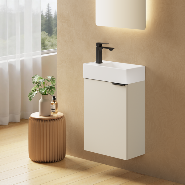Modernes Gäste-WC mit hängendem Waschtisch, schwarzer Armatur, Spiegel mit Beleuchtung und dekorativem Holzhocker im Badezimmer.