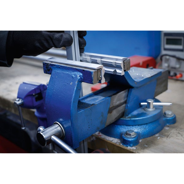 Werkbank mit eingespanntem Aluminiumprofil