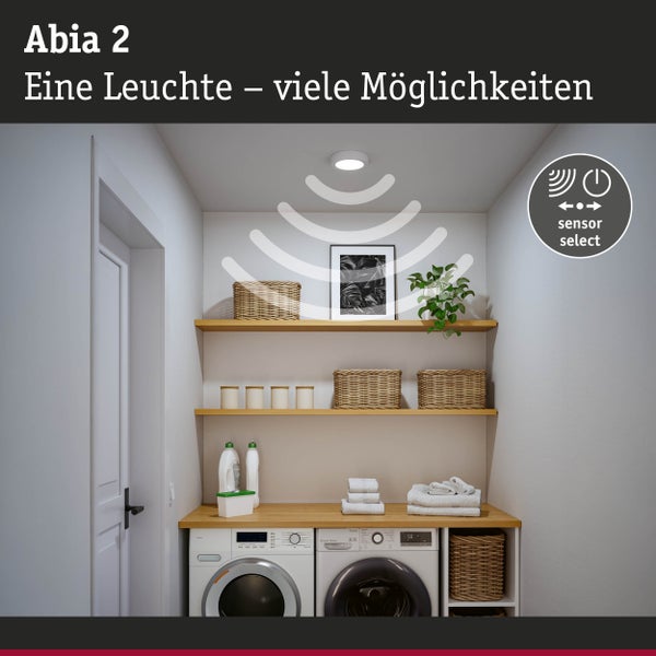 Wäschekammer mit Regalen, Waschmaschine, Trockner und Abia 2 Deckenleuchte mit Sensor Select Funktion