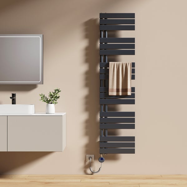 Modernes Badezimmer mit Handtuchheizkörper, Waschtisch und Spiegel