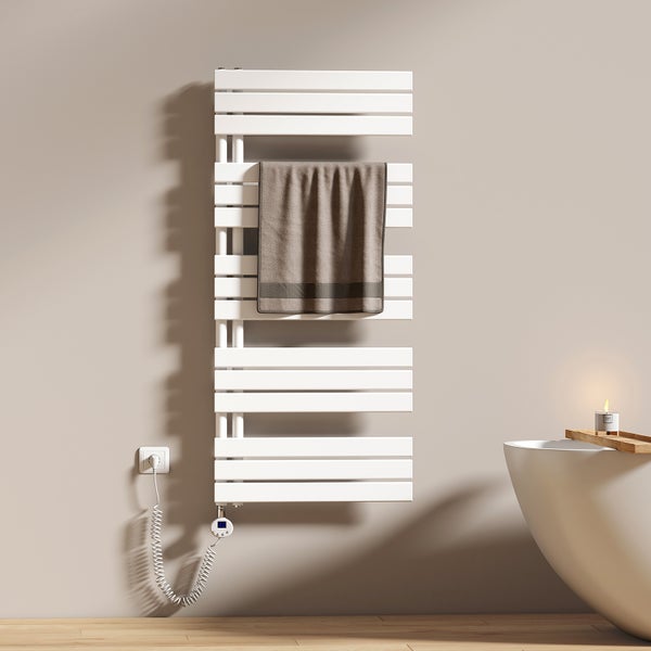 Weißer elektrischer Handtuchwärmer mit Handtuch im Badezimmer.