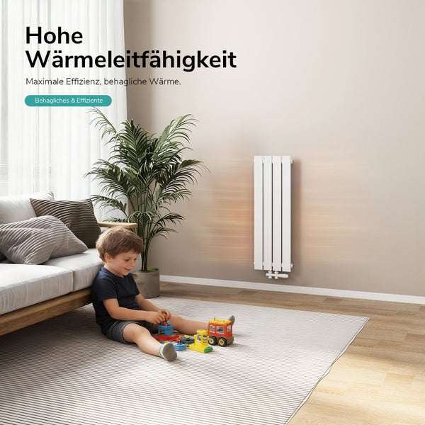 Wohnraum mit einem weißen Heizkörper, einem Sofa und einem spielenden Kind auf einem Teppich
