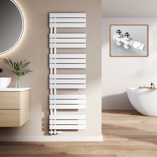 Badezimmer mit weißem Handtuchwärmer, Waschbecken und Badewanne