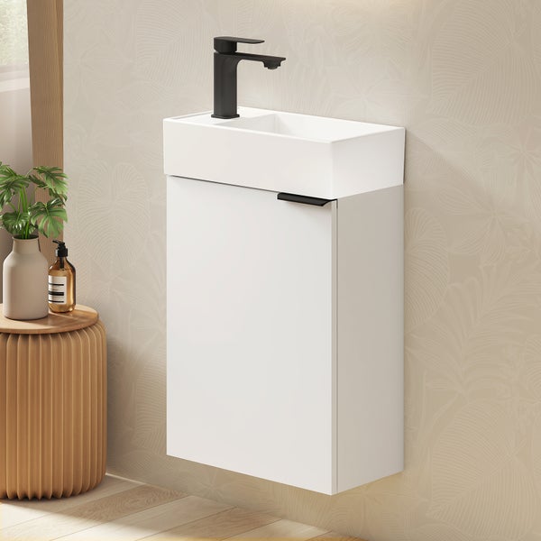 Hängender Waschbeckenunterschrank mit Aufsatzwaschbecken und Armatur in einem modern eingerichteten Badezimmer.