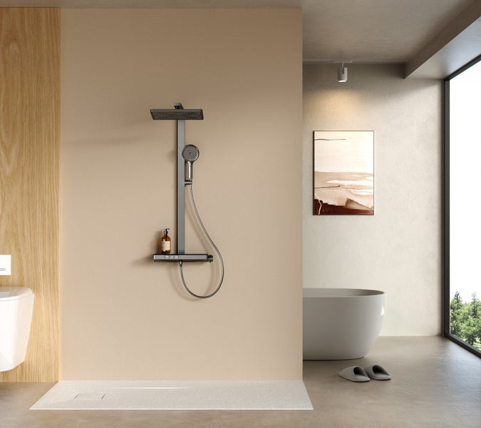 Modernes Badezimmer mit Dusche, Badewanne und großem Fenster für helle Atmosphäre