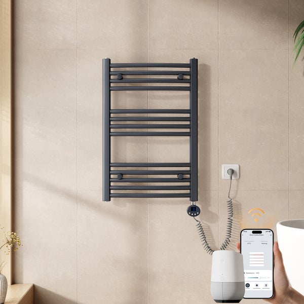 Elektrischer Handtuchheizkörper mit App-Steuerung im Badezimmer, inklusive Digitalanzeige zur Temperaturregelung und Smart-Home-Funktion.