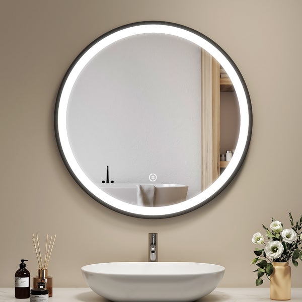 Runder Badezimmerspiegel mit LED Beleuchtung und Touch Sensor über einem Waschbecken mit Armatur in modernem Badezimmer Interieur