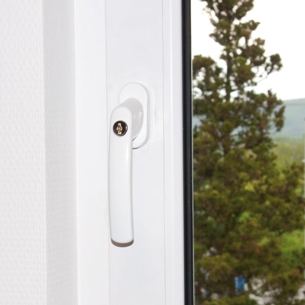 Abschließbarer Fenstergriff aus weißem Kunststoff, montiert an einem Fensterflügel.