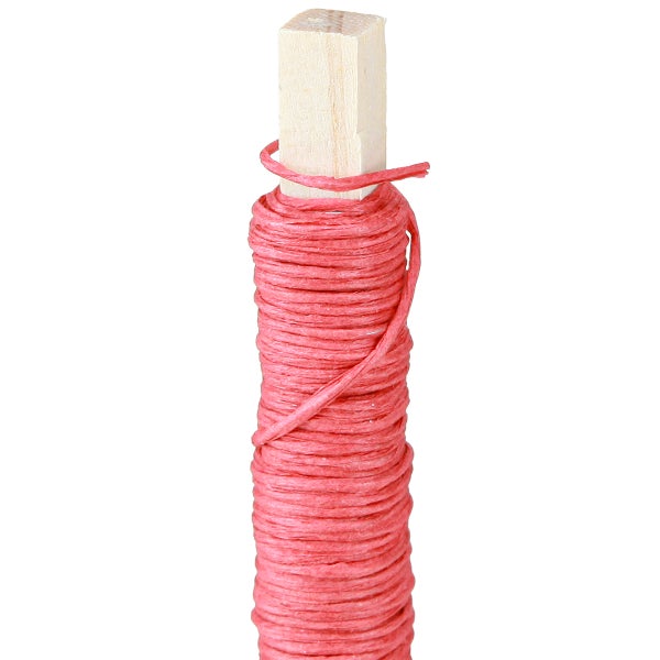 Roter Bindefaden aus Papier, um einen Holzstab gewickelt.