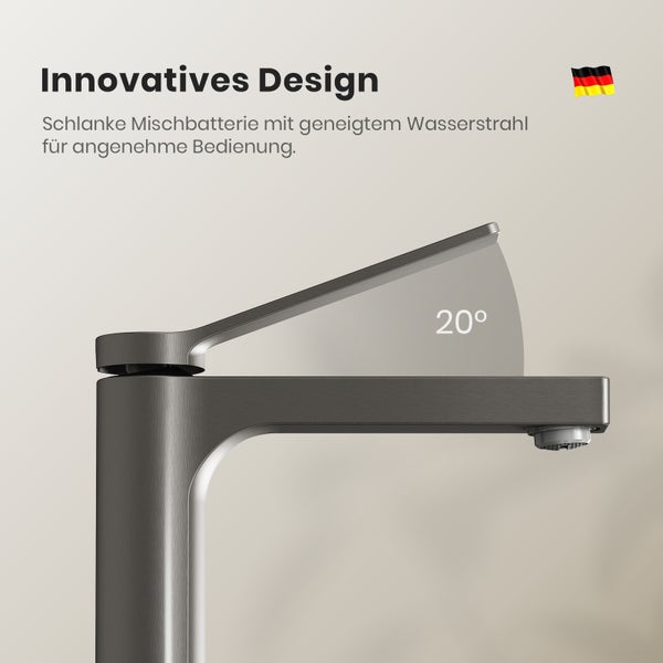 Schlanke Armatur mit geneigtem Wasserstrahl und Deutschlandflagge