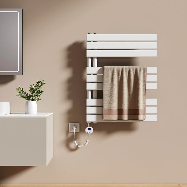Modernes Badezimmer mit weißem Handtuchwärmer, Handtuch, Waschtisch und Spiegel