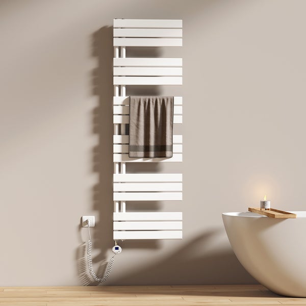 Badezimmer Szene mit Handtuchwärmer, Handtuch und Badewanne