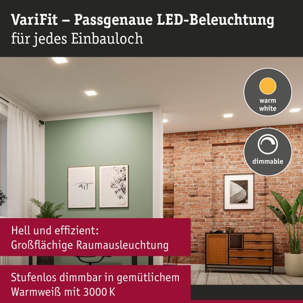 Raumszene mit quadratischen LED-Einbaustrahlern an der Decke, die warmweißes Licht spenden und dimmbar sind.