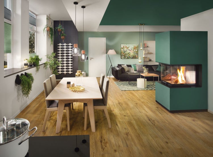 Wohnraum mit Esstisch, Kamin und Sitzecke in einem modernen Stil