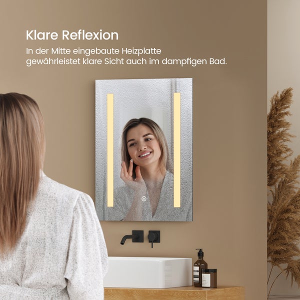 Beleuchteter Badezimmerspiegel mit Antibeschlag-Funktion in einem Badezimmer