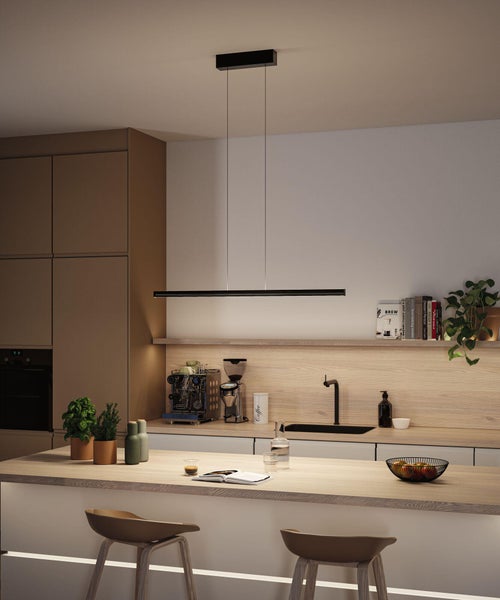 Moderne Küche mit schwarzer Pendelleuchte über einer Kochinsel