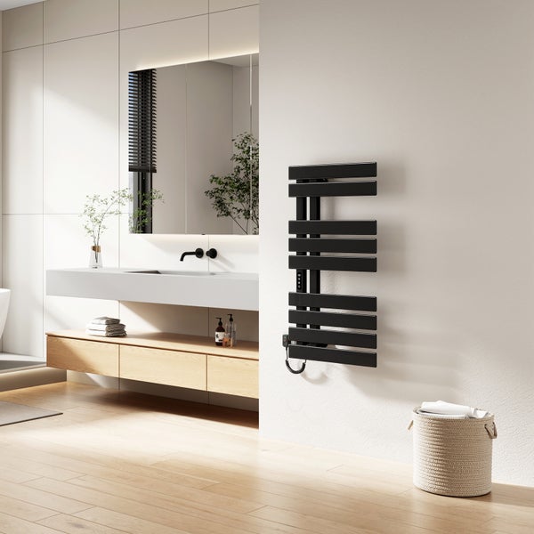 Modernes Badezimmer mit schwarzem elektrischem Handtuchheizkörper an einer weißen Wand, Unterschrank aus Holz und hellem Bodenbelag.