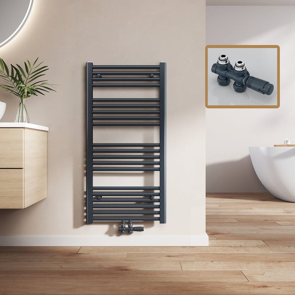 Badezimmer Szene mit einem schlanken, dunklen Handtuchwärmer und Thermostatventil