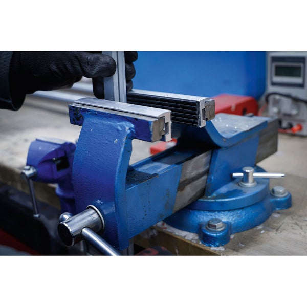 Werkbank mit eingespanntem Aluminiumprofil