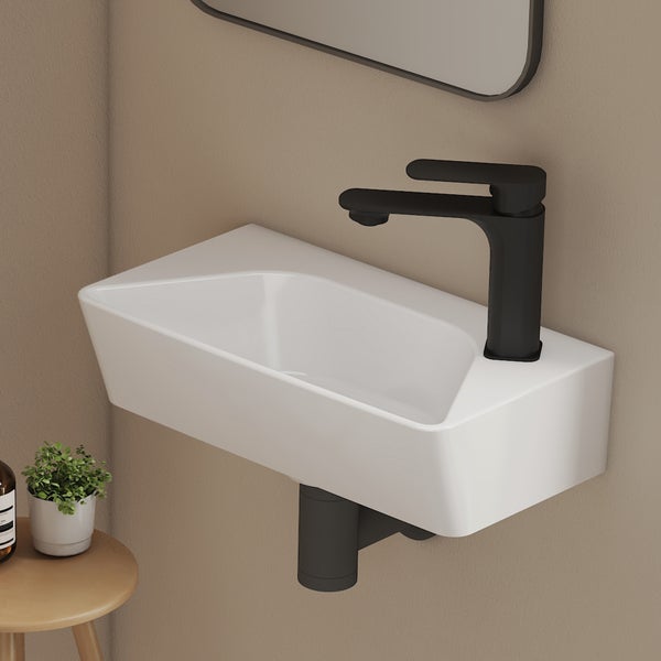 Detailansicht eines weißen Aufsatzwaschbeckens mit schwarzer Armatur in einem Badezimmer