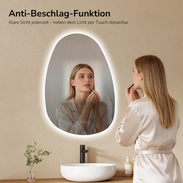 LED Badezimmerspiegel mit Anti-Beschlag-Funktion und Touch-Steuerung. Ovaler Spiegel mit beleuchtetem Rand in einem hellen Badezimmer.