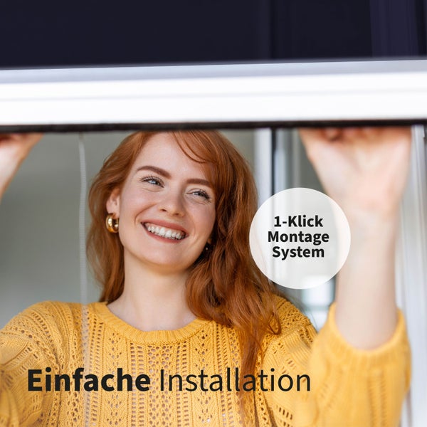 Frau montiert Insektenschutzgitter mit 1-Klick-Montagesystem