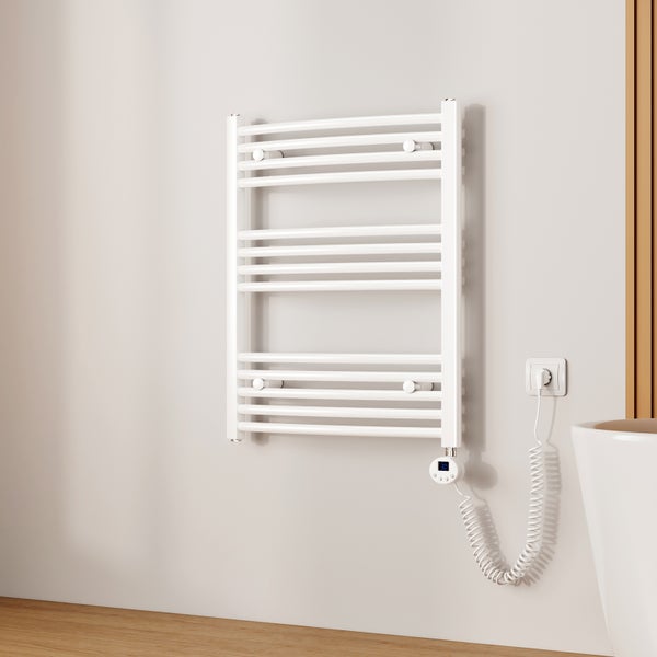 Weißer Handtuchwärmer mit elektrischem Anschluss an der Wand