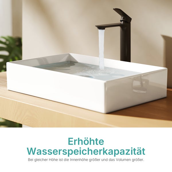 Weißes, rechteckiges Aufsatzwaschbecken aus Keramik mit einer hohen schwarzen Armatur und fließendem Wasser auf einer Holzkonsole.