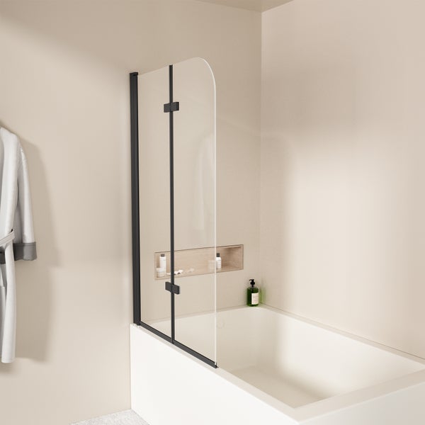 Zweiteilige Badewannenfaltwand aus Klarglas mit schwarzen Profilen montiert auf weißer Badewanne in hellem, modernem Badezimmer.