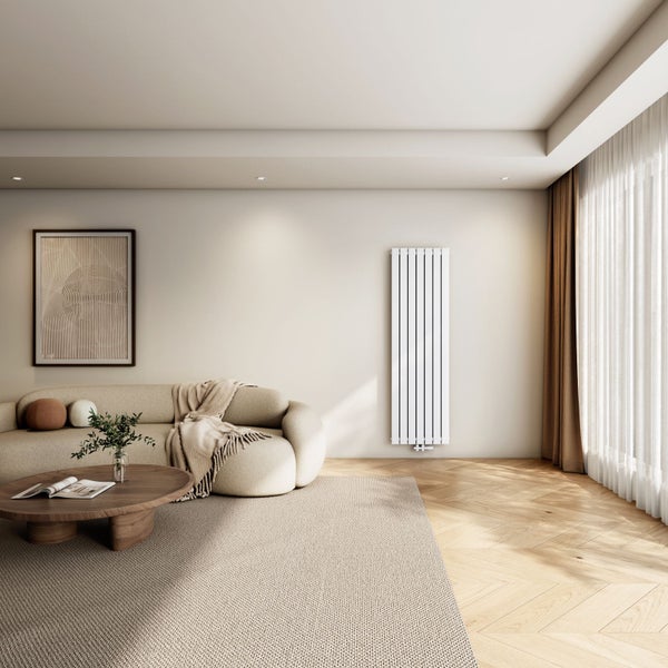 Wohnzimmer mit Sofa, Paar und Heizkörper für hohe Wärmeleitfähigkeit.