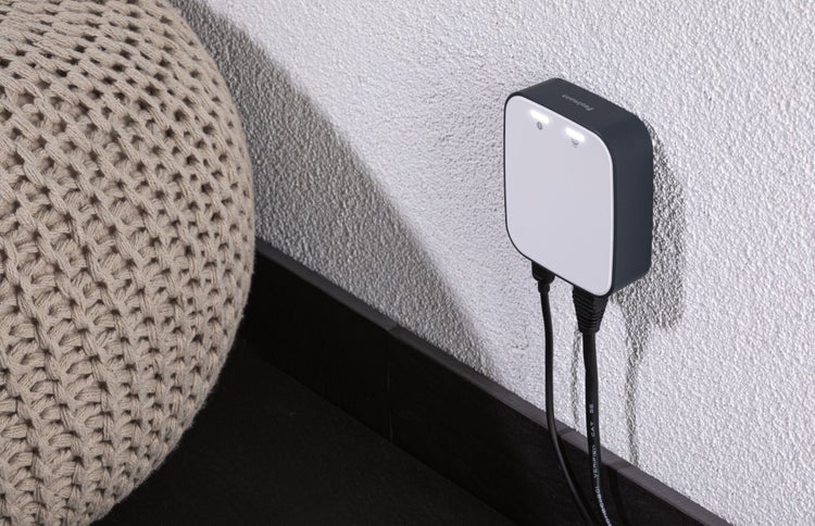 Plug & Shine Starterset Smart Home smik Gateway + LED Gartenstrahler Pike Basisset RGBW+