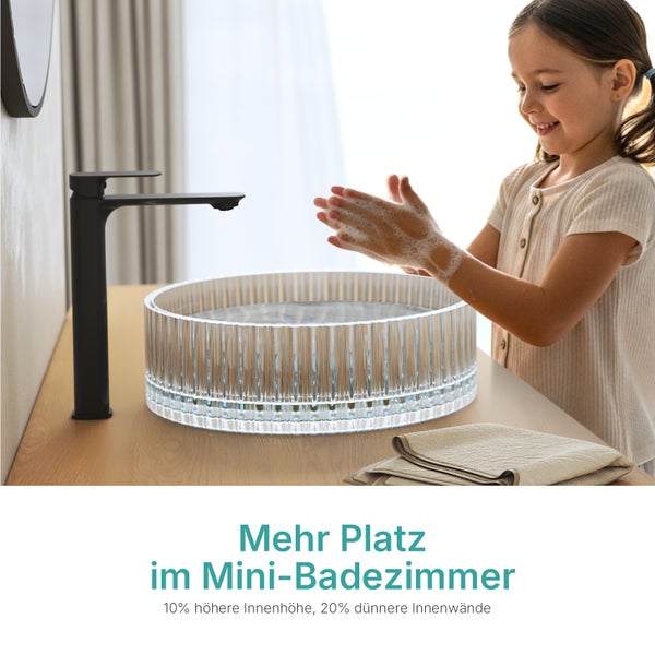 Szene im Badezimmer mit einem Kind, das sich die Hände in einem Glaswaschbecken mit schwarzer Armatur wäscht