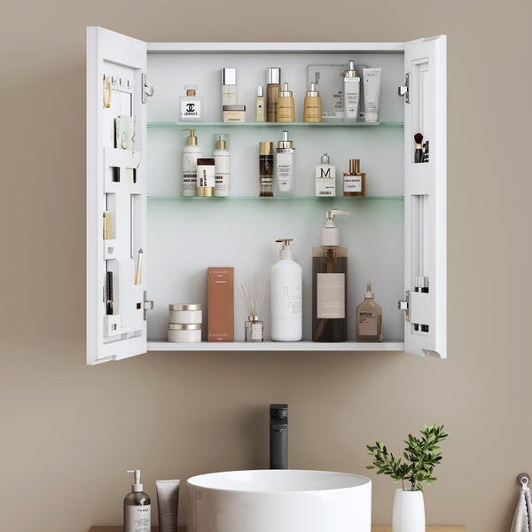 Offener Badezimmerschrank mit Kosmetikprodukten und Badutensilien.