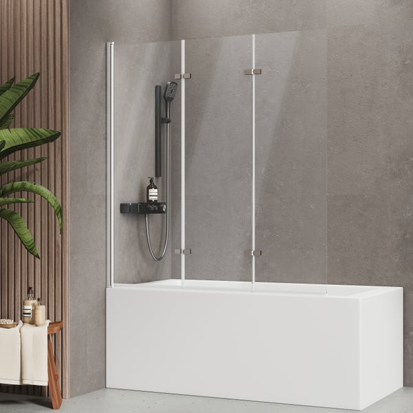 Dreiteilige faltbare Badewannenfaltwand aus Glas auf einer weißen Badewanne in einem modernen Badezimmer mit grauen Wänden.