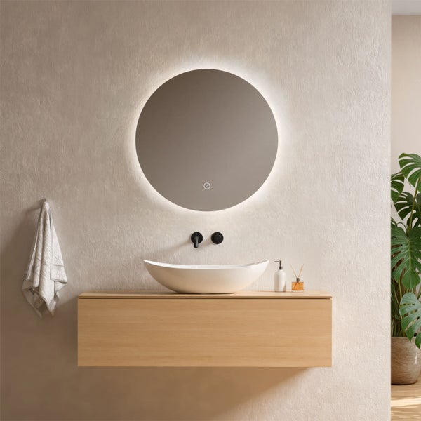 Modernes Badezimmer mit rundem LED-Spiegel, schwebendem Holz-Waschtischunterschrank, ovalem Aufsatzwaschbecken und schwarzer Wandarmatur.