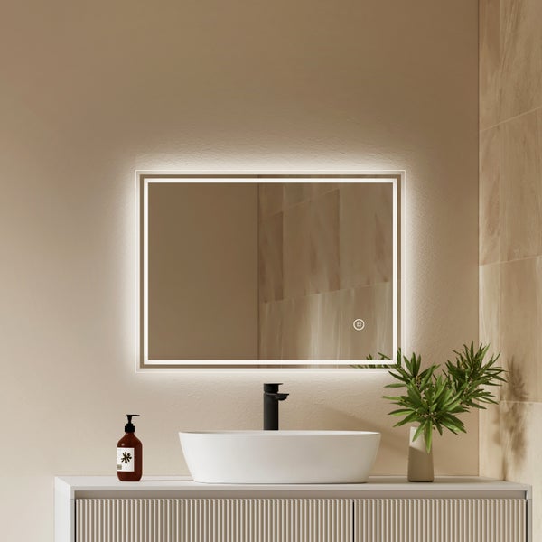 Rechteckiger Badezimmerspiegel mit integrierter LED Beleuchtung und Touchschalter montiert über einem Waschtisch mit Aufsatzwaschbecken.