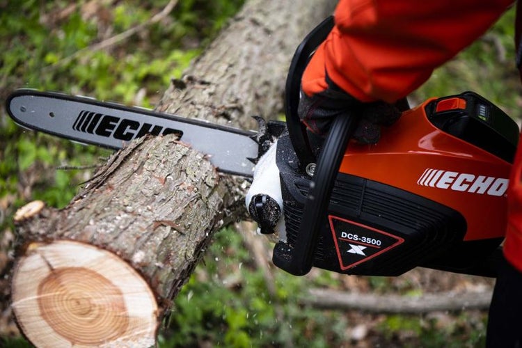 Echo Kettensäge beim Sägen eines Baumstamms.