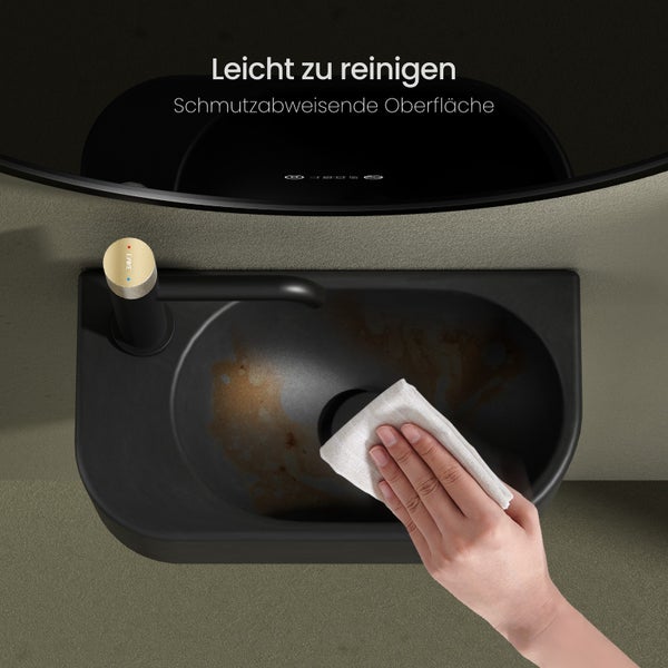Reinigung eines schwarzen Waschbeckens mit schmutzabweisender Oberfläche