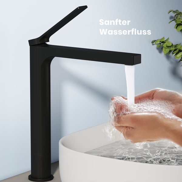 Schwarzer Wasserhahn mit fließendem Wasser und Händen über einem Waschbecken