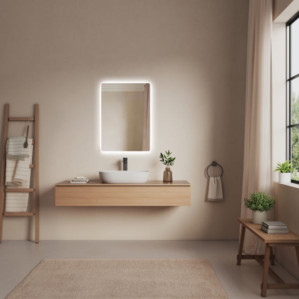 Modernes Badezimmer mit hängendem Holz-Waschtisch, weißem Aufsatzbecken, schwarzer Armatur und LED-Spiegel. Hell, minimalistisch und organisiert.