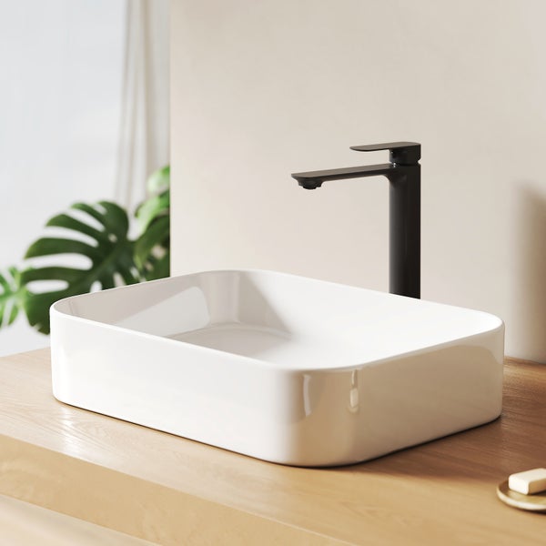 Aufsatzwaschbecken aus Keramik mit Armatur auf einem Waschtisch