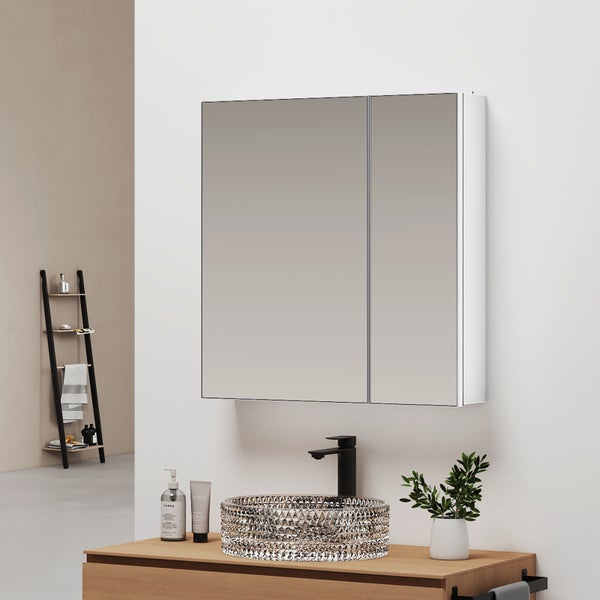 Zweitüriger Spiegelschrank im Badezimmer, wandhängend montiert über einem gläsernen Aufsatzwaschbecken auf einem Holzunterschrank.