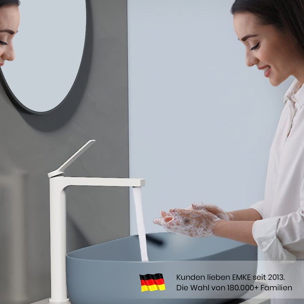 Frau wäscht Hände mit EMKE Armatur im Badezimmer