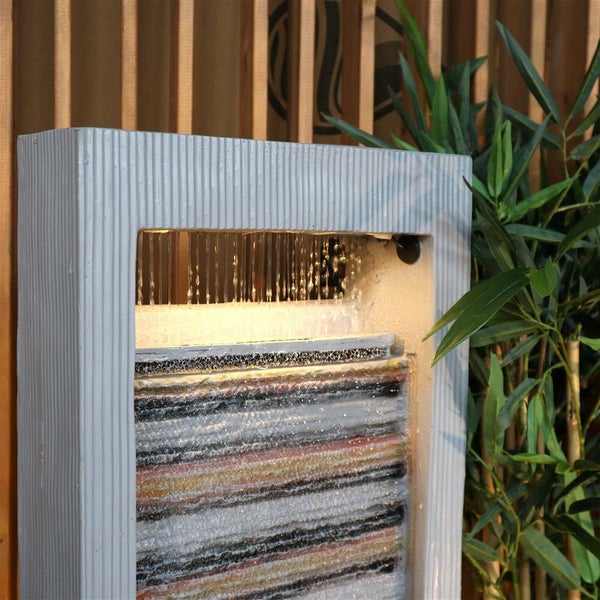 Dekorativer Zimmerbrunnen mit Wasserspiel und mehrfarbigen Steinschichten