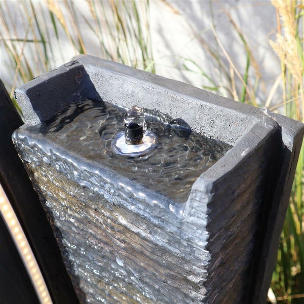 Dekorativer Zimmerbrunnen aus Steinoptik mit Wasserspiel